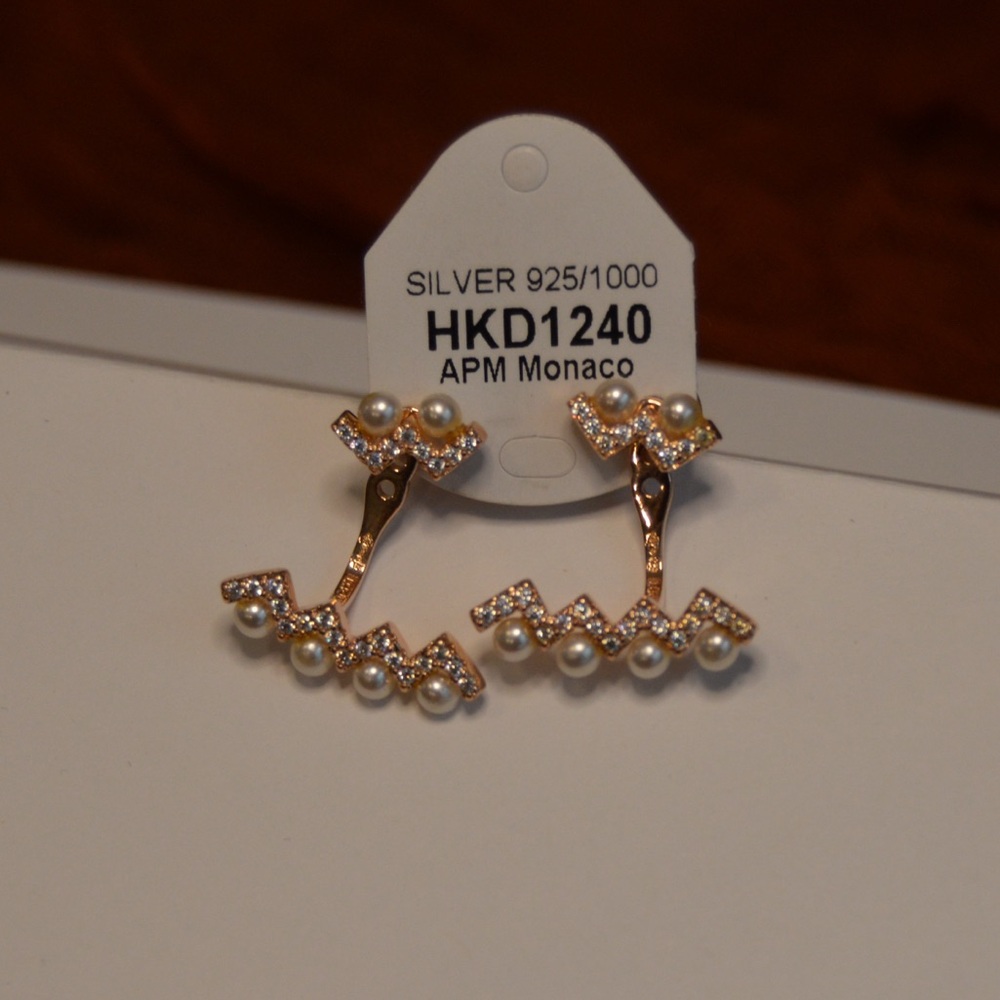APM Monaco 'Up and Down' ear cuff style
Earrings. Rose Gold with Pearls